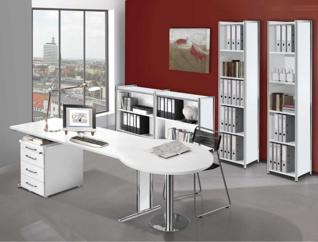 moderne Bürozimmerausstattung mit Bürosideboards und offene