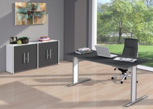 preiswerte Homeoffice-Ausstattung mit Schreibtisch und Aktenschrank