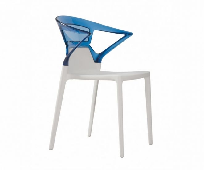 stapelbarer Stuhl mit transparenter, blauer Rückenlehne