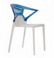 stapelbarer Stuhl mit transparenter blauer Rückenlehne