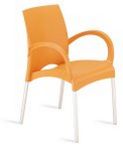 orangener Stuhl mit Armlehnen 