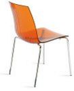 stapelbarer Stuhl mit transparenter, orangner Sitzfläche